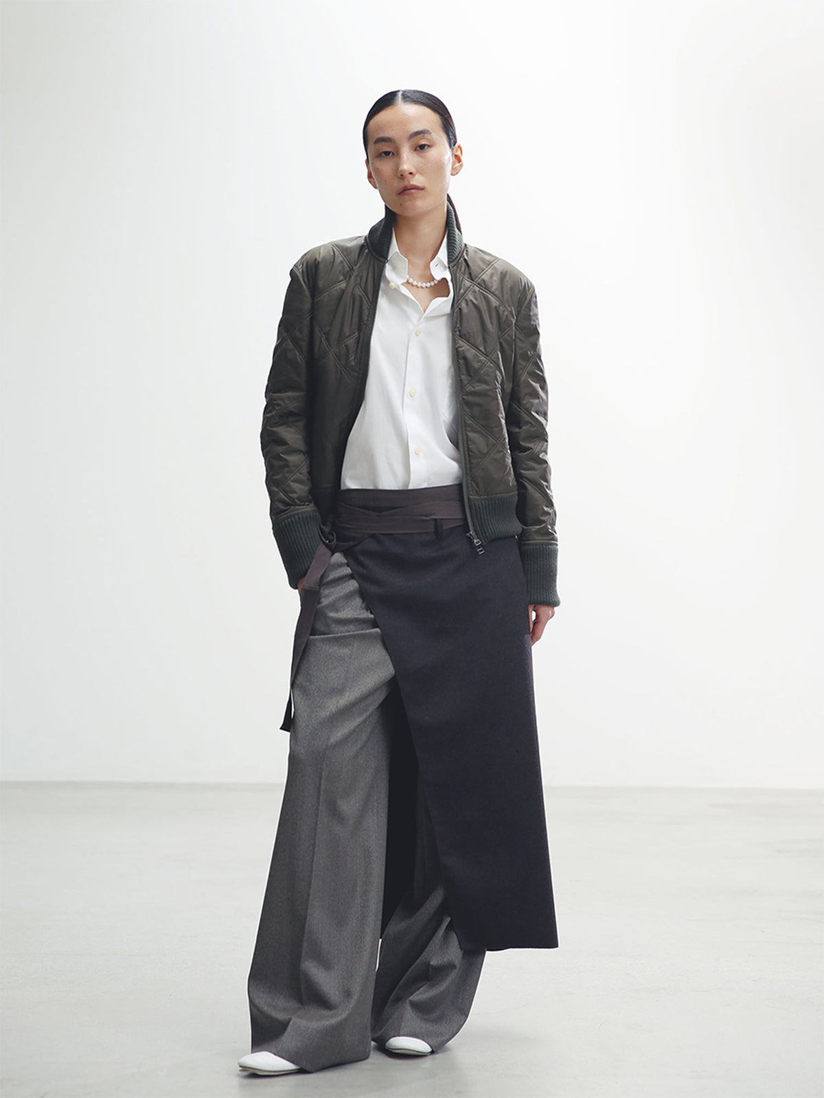 PANTALON LARGE À PLIS CHEVRON